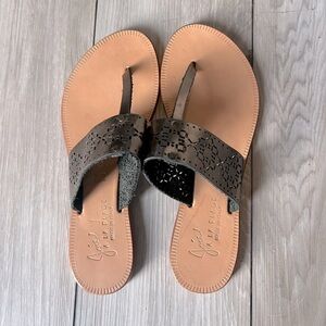 Joie A La Plage Silver Metallic Thong Sandals Cutout Italy women’s 36 / US 6